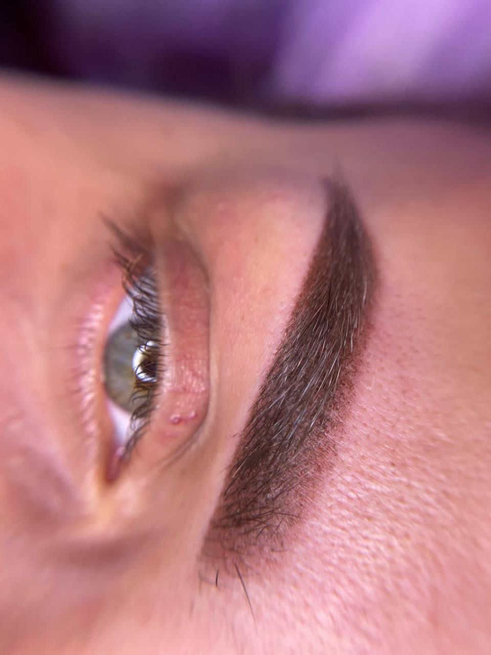 Пудровые брови крупным планом