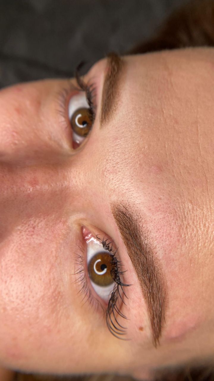 Пудровые брови на карих глазах