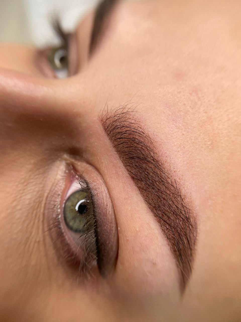 Брови на зеленых глазах