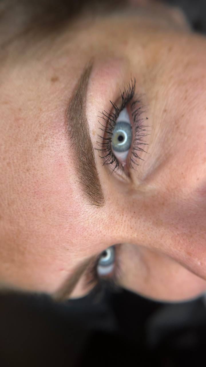 Идеальная форма на голубых глазах